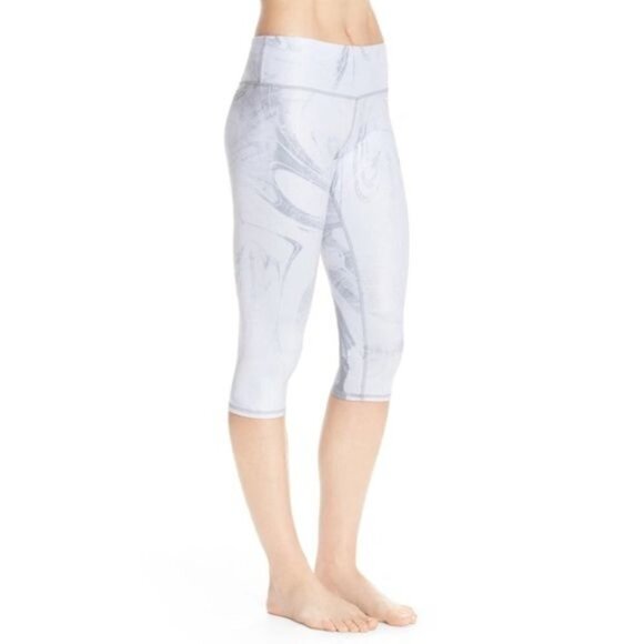 ALO YOGA Airbrushed Performance Capri Leggings White Gray Swirl Marble Sz XS - Picture 2 of 12